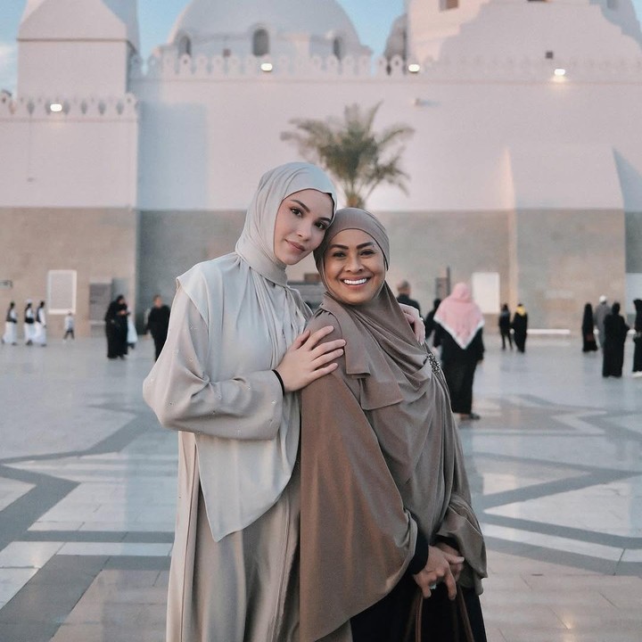 <p>Untuk merayakan ulang tahun sang Bunda, Alyssa mengunggah beberapa momen hangat yang dilengkapi dengan <em>caption</em> menyentuh. “Selamat ulang tahun ibuku tercinta,” tulis Alyssa, dikutip dari laman<em> Instagram@alyssadaguise,</em> Selasa (25/3/2025). (Foto: Instagram@alyssadaguise)</p>