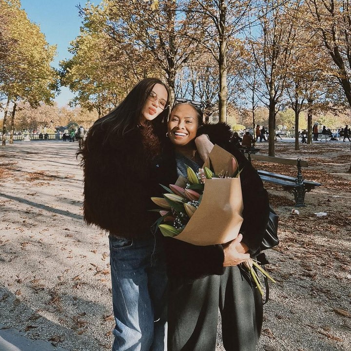 <p>Di hari ulang tahun ibunda, Alyssa berharap banyak hal baik. “Semga kamu selalu sehat, bahagia, damai, cinta, dan berkah dalam semua yang kamu lakukan. Kamu pantas mendapatkan dunia ini, Mama. Semoga kita bisa melakukan lebih banyak perjalanan bersama dan lebih banyak kenangan indah yang akan tercipta,” ungkapnya. (Foto: Instagram@alyssadaguise)</p>