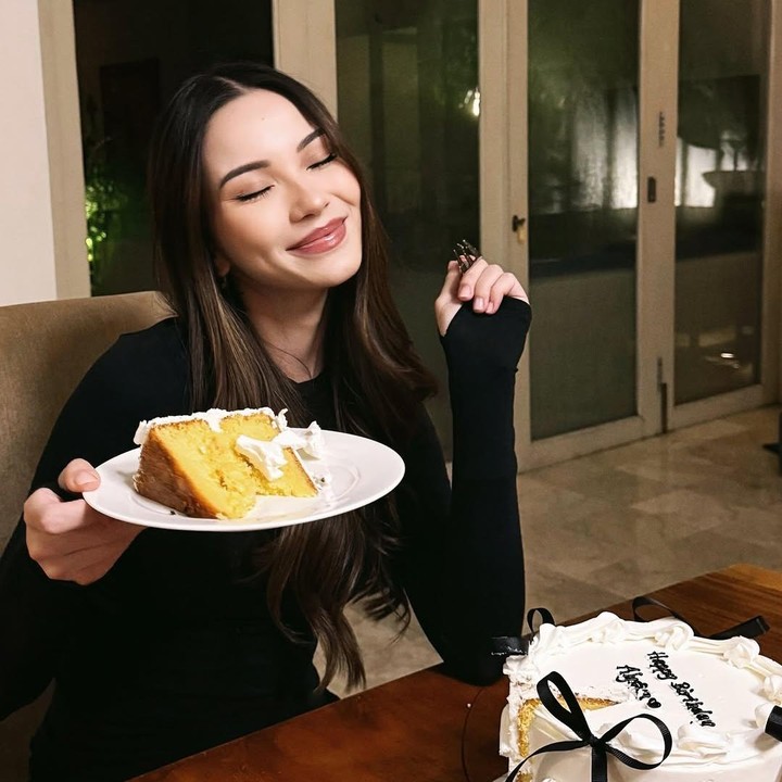 <p>Alyssa mengaku bersyukur dengan semua perjalanan hidupnya selama 27 tahun ini. “Alhamdulillah untuk satu tahun lagi kehidupan. Sangat bersyukur untuk semua pelajaran dan pertumbuhan. Saya mungkin berusia 27 tahun, tetapi saya akan selalu menjadi gadis kecil yang sama yang menyukai kue ulang tahunnya.” (Foto: Instagram@alyssadaguise)</p>