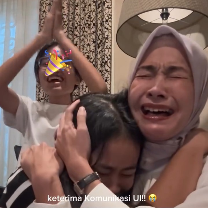 <p>Alya tak bisa menutupi rasa bahagianya saat tahu sang putri berhasil masuk UI. Bunda dua anak ini langsung memeluk Diarra dan menangis bahagia. "Alhamdulillah Ya Allah … setelah seharian mama mules nunggu pengumuman hasil ini, akhirnya Allah kasih kabar gembira buat kami. Selamat Didi, your hard work paid off, you deserved this. Terimakasih yang sdh turut mendoakan Diarra. Eniiiiin this is for youuuu , bangun niiin, Diarra masuk UI!!" tulisnya di Instagram. (Foto: Instagram @arohali)</p>