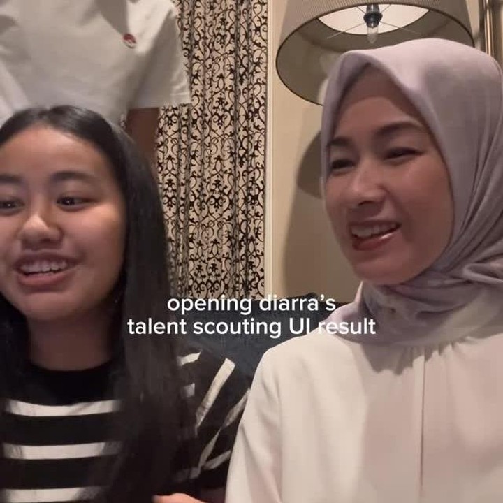 <p>Putri kedua Alya Rohali, Diarra Anissa Radini, juga berhasil diterima masuk Universitas Indonesia (UI) lewat jalur Talent Scouting. Diarra diterima di Fakultas Ilmu Sosial dan Ilmu Politik jurusan Komunikasi. Momen saat Diarra dan Alya menanti pengumuman dibagikan di media sosial. (Foto: Instagram @arohali)</p>