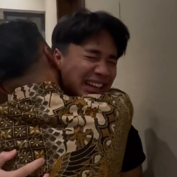 <p>Nola juga berbagi pelukan bahagia dengan sang putra. Bunda empat anak ingi mengaku sangat bangga dan bahagia karena Belvan bisa diterima masuk UI. "Masya Allah Tabarakallah..hasil kerja keras abang @bevan.putera membuahkan hasil, insyaAllah abang segera resmi menjadi mahasiswa Teknik komputer," tulisnya. (Foto: Instagram @riafinola)</p>