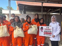 Andre Rosiade Bagikan Ribuan Paket Sembako untuk Petugas Kebersihan di Sumbar