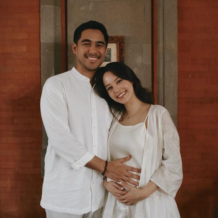 <p>Pada Februari 2025, aktris Anggika Bolsterli mengumumkan kabar kehamilan pertamanya ke publik. Anggika mengunggah foto saat pamer <em>baby bump</em> bersama suaminya, Omar Armandiego Soeharto. Keduanya kompak mengenakan pakaian bernuansa warna putih. "<em>So much love wrapped around our little one</em> (Begitu banyak cinta yang ada di sekitar Si Kecil (calon anak) kami))," tulis Anggika. (Foto: Instagram @anggikabolsterli)</p>