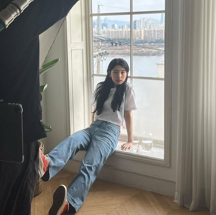 <p>Ingin tampil lebih santai, outfit celana jeans Bae Suzy ini bisa jadi pilihan. Dengan atasan kaus putih, celana jeans wide, dan sepatu sneakers, <em>look</em> ini cocok untuk bepergian. (Foto: Instagram @skuukzky)</p>