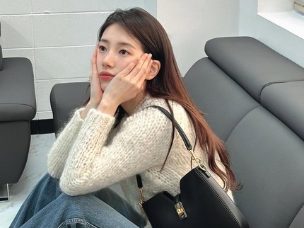 Ide Outfit Celana Jeans ala Artis Korea Bae Suzy, Nyaman untuk Bepergian