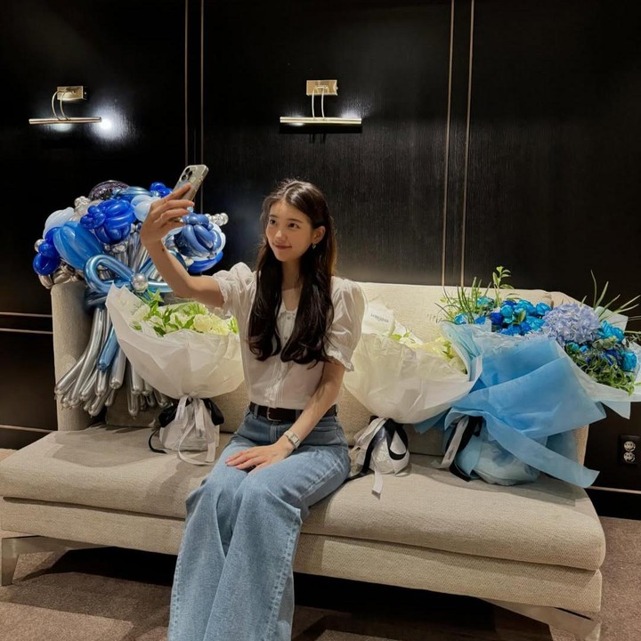 <p>Kali ini Bae Suzy mengenakan celana jeans wide warna light blue dengan blouse putih. Menciptakan tampilan yang kasual dan feminin. (dengan Foto: Instagram @skuukzky)</p>