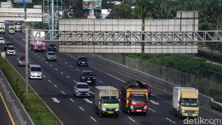 Tol Tangerang-Merak bakal diberlakukan sistem ganjil-genap selama mudik Lebaran 27-30 Maret 2025. Polisi mengimbau masyarakat mengikuti skema rekayasa lalu lintas itu.