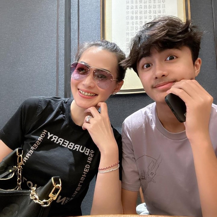<p>Usai orang tuanya berpisah pada 2012, Bintang Pratama Kurniawan, masih sering menghabiskan waktu dengan keduanya, termasuk sang ibunda, Christy Jusung. (Foto: Instagram @christyjusung)</p>
