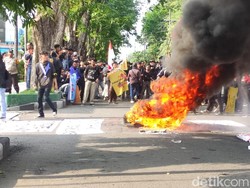 Aliansi Mahasiswa Demo Tolak UU TNI di Depan DPRD Sidoarjo