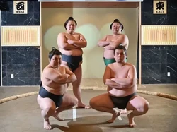 Di Resto Ini Bisa Makan Sukiyaki Sambil Nonton Gulat Sumo