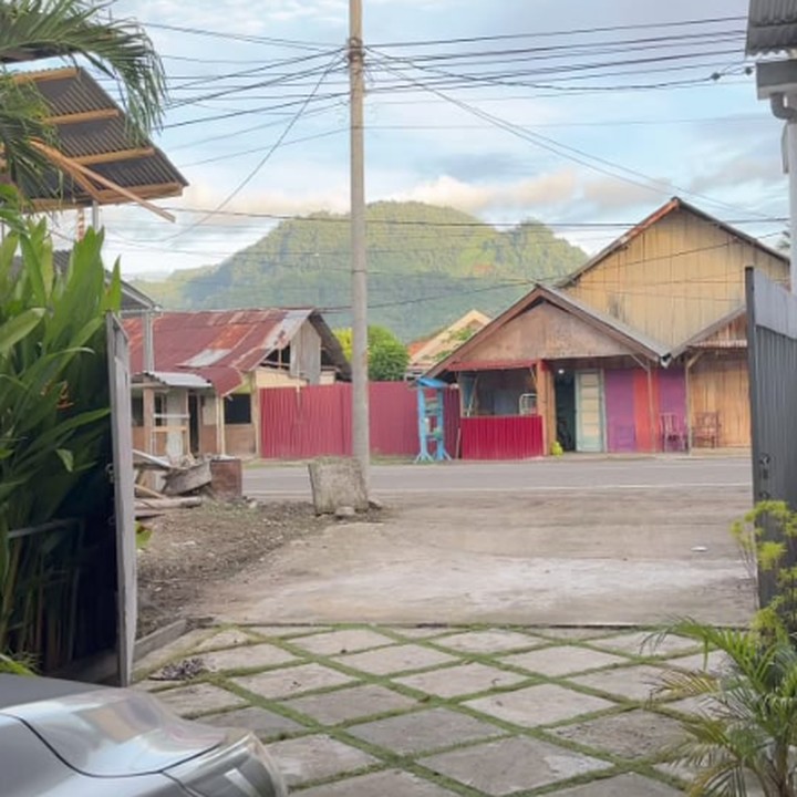 <p>Dalam salah satu foto, Rey menunjukkan potret suasana kampung halamannya yang asri. Dalam foto ini, tampak awan cerah dan bukit bisa terlihat dari rumah yang ditempati Rey dan Dinda selama mudik. (Foto: Instagram @dindahw/ @rey_mbayang)</p>