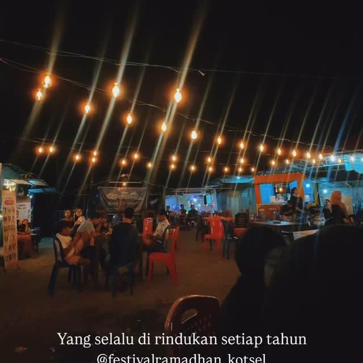 <p>Setelah menyusuri jalan di Kotabunan Selatan, Rey lalu istrinya ke pasar malam. Rey secara khusus menyampaikan kerinduannya dengan suasana malam Ramadhan di kampung halaman. "Yang selalu dirindukan setiap tahun," tulisnya. (Foto: Instagram @dindahw/ @rey_mbayang)</p>