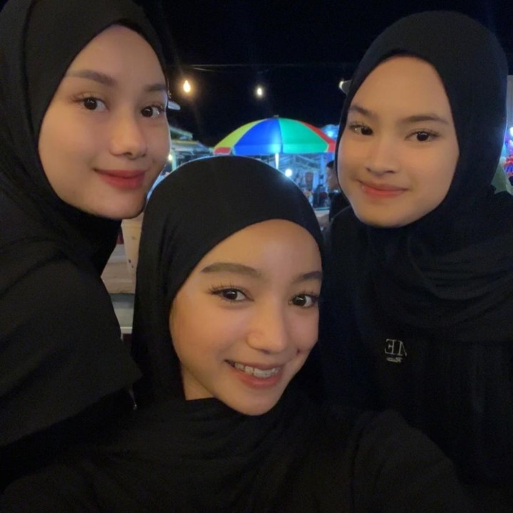 <p>Rey dan Dinda tak hanya menghabiskan waktu berdua atau dengan anak-anak mereka. Pasangan ini juga menikmati waktu bersama saudara-saudara mereka di kampung halaman. Dinda membagikan potret kebersamaannya dengan saudara perempuannya saat menikmati malam di Kotabunan Selatan. (Foto: Instagram @dindahw/ @rey_mbayang)</p>