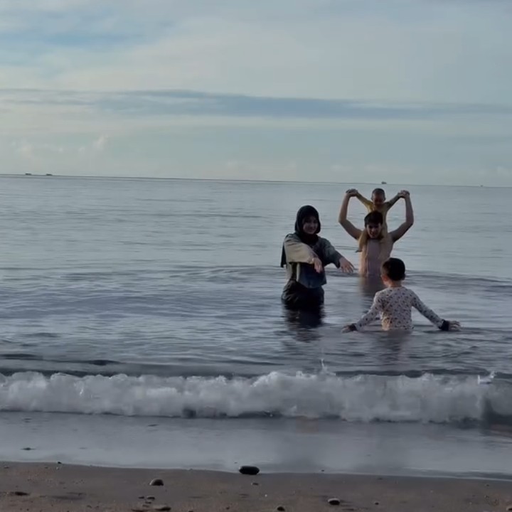 <p>Dinda dan Rey juga membawa anak-anak mereka main ke pantai. Momen spesial tersebut dibagikan Dinda melalui unggahan di akun Instagram miliknya. (Foto: Instagram @dindahw/ @rey_mbayang)</p>