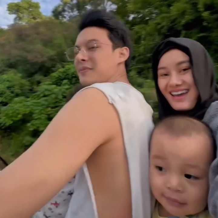 <p>Pasangan artis Dinda Hauw dan Rey Mbayang memutuskan untuk mudik di tahun ini. Baru-baru ini, keduanya membagikan momen saat mudik ke kampung halaman Rey di Kotabunan Selatan, Sulawesi Utara. Selama berada di Kotabunan Selatan, Rey mengajak Dinda dan kedua anak mereja jalan-jalan. Salah satunya adalah menyusuri jalan dengan naik motor. (Foto: Instagram @dindahw/ @rey_mbayang)</p>