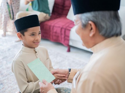 Mengajarkan Nilai Idul Fitri pada Anak Sesuai Usia, Termasuk Etika saat Menerima THR