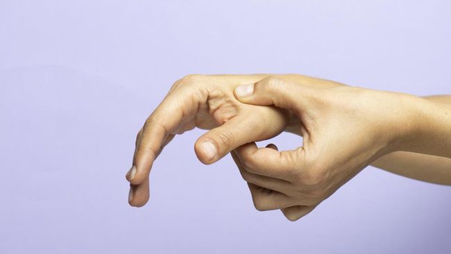 Kretek jari memang terasa lega, tapi jika terlalu sering dan salah teknik, kebiasaan ini berisiko mengganggu kesehatan sendi.