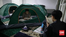 FOTO: Malam-malam Terakhir Ramadan, Merajut Iman dengan Itikaf
