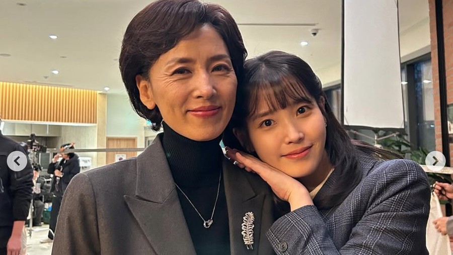 IU dan mendiang Kang Myung Joo di lokasi syuting drama Korea When Life Gives You Tangerines IU dan mendiang Kang Myung Joo di lokasi syuting drama Korea When Life Gives You Tangerines