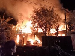 Rumah di Polman Terbakar Diduga Akibat Listrik Sambar Bensin, 1 Orang Luka