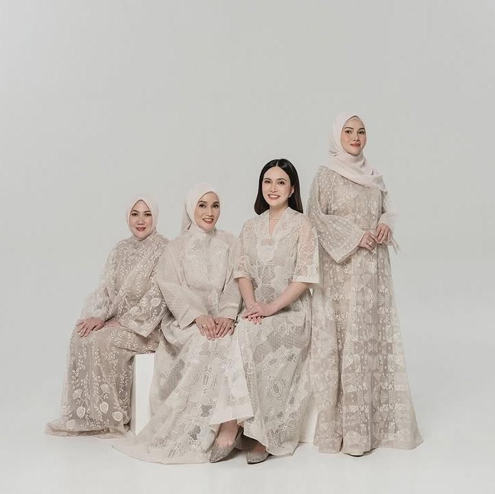 <p>Shandy sendiri memiliki keyakinan yang sama dengan sang Bunda. Sementara itu, ketiga kakaknya memiliki keyakinan yang sama dengan sang Ayah. (Foto: Instagram: @shandyaulia)</p>