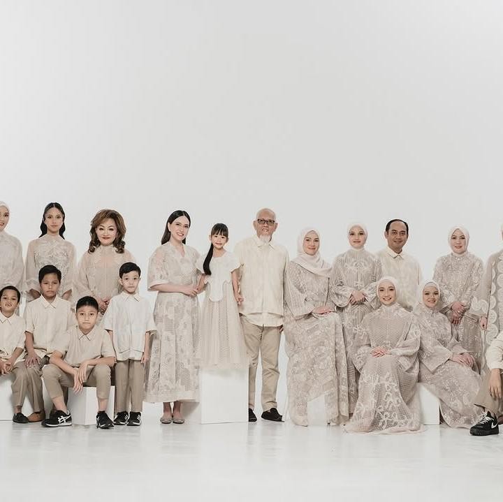<p>Belum lama ini, Shandy bahkan membagikan potret kebersamaannya dengan keluarga melalui laman Instagram. Mereka melalukan sesi pemotretan dengan pakaian bernuansa krem. (Foto: Instagram: @shandyaulia)</p>