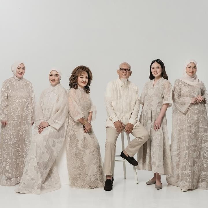 <p>Saat ini, Bunda dan Ayah Shandy sudah bercerai dan memutuskan untuk menjalani kehidupan masing-masing. Meski begitu, Shandy serta ketiga kakaknya, Lili, leni, dan Neni, terus memiliki hubungan yang baik dengan ayah dan bunda mereka. (Foto: Instagram: @shandyaulia)</p>