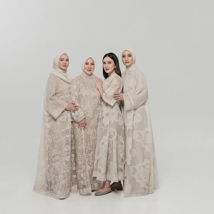 <p>"Aku tidak bisa memilih keluarga mana yang akan menjadi tempatku dilahirkan. Mereka adalah anugerah Tuhan untukku. Dan semua ini memiliki tujuan yang indah dari Tuhan," tutur Shandy. (Foto: Instagram: @shandyaulia)</p>