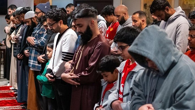 Manchester United menggelar buka puasa dan salat tarawih di Stadion Old Trafford, Senin (24/3).