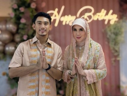 5 Potret Daffa Wardhana Rayakan Ultah Sang Ibunda Marini Zumarnis, Dihadiri Ariel Tatum