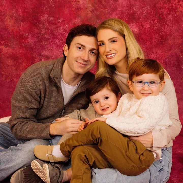 <p>Penyanyi Meghan Trainor berjuang keras untuk memproduksi ASI saat memompa ASI pasca operasi caesar. Meghan Trainor pun mengakui masa menyusui pasca melahirkan tidaklah mudah.<br /><br />Pelantun <em>Made You Look</em> itu mengatakan ia mencapai titik puncak lelahnya satu bulan setelah melahirkan Barry. "Saya merasa tubuh saya menyerah," kenang Trainor tentang momen itu. "Saya sendirian dengan Barry dan dia tidak berhenti menangis, lalu saya menangis. Saya mengalami serangan panik dan saya sangat lelah, tetapi saya merasa seperti sedang sekarat."<br /><br />Untungnya, Trainor tahu ke mana ia harus mencari bantuan. Ia menelepon semua orang dalam support systemnya, dan mendapatkan resep dari dokternya yang membantunya tenang malam itu juga. (Foto: Instagram@meghantrainor)</p>