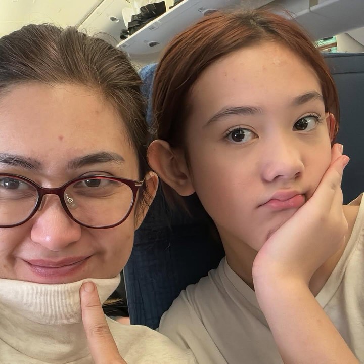 <p>Bunda masih ingat dengan artis cantik Nafa Urbach? Setelah menikah dengan aktor Zack Lee, dirinya dikaruniai seorang putri cantik bernama Mikhaela Lee Jowono. (Foto: Instagram @mikhaela.lee/ @nafaurbach)</p>