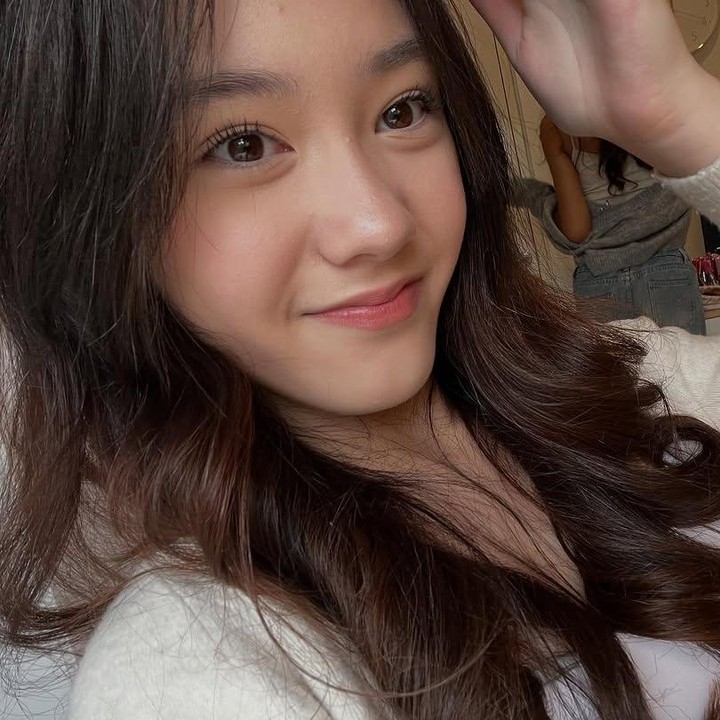 <p>Memasuki usia remaja, paras cantik Mikhaela menjadi sorotan. Mikhaela memiliki paras blasteran yang merupakan campuran dari ayahnya yang berdarah Inggris. (Foto: Instagram @mikhaela.lee/ @nafaurbach)</p>
