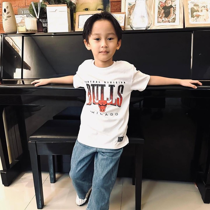 <p>Meski masih kecil, Nord memiliki gaya berpakaian yang sangat <em>stylist</em>, Bunda. Dalam berbagai kesempatan, perpaduan atasan dan bawahan yang digunakan terlihat <em>fashionable</em>. (Foto: Instagram: @rinni_w)</p>