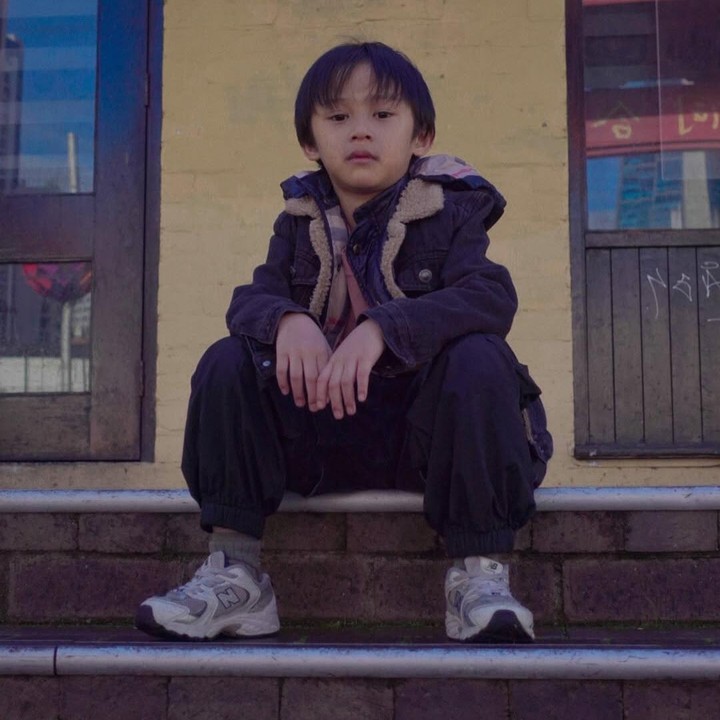 <p>Pada salah satu potret, Nord begitu keren dengan celana joger hitam dan mantel jeans berbulu. Gayanya ini semakin lengkap dengan sneakers putih dan kaos kaki abu-abu. (Foto: Instagram: @rinni_w)</p>