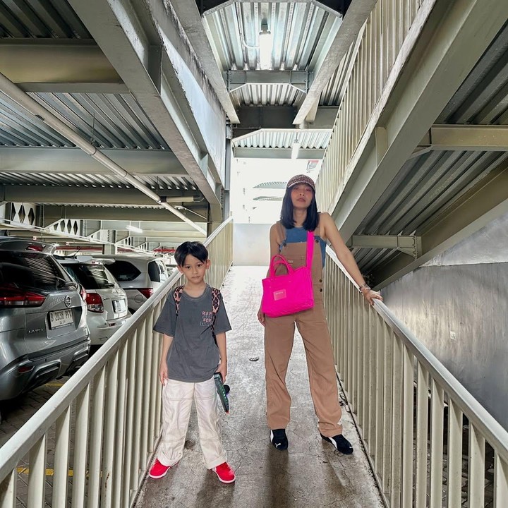 <p>"Sudah gede banget sih Nord," tulis Rinni pada salah satu unggahannya bersama sang putra yang bergaya dengan kaos abu-abu dan celana panjang putih. (Foto: Instagram: @rinni_w)</p>