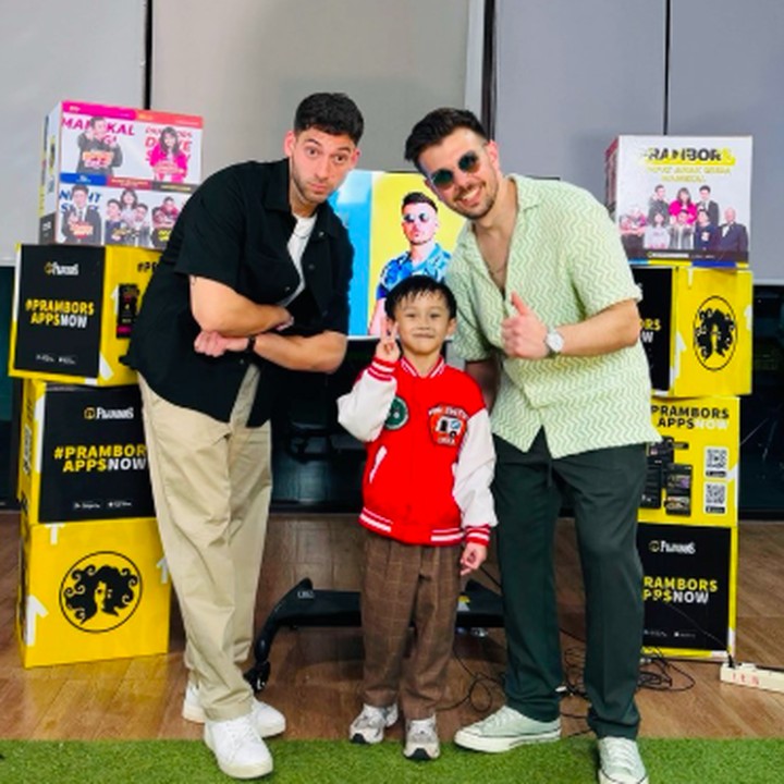 <p>Ketika bertemu dengan idolanya, Crash Adam, Nord mengenakan celana cokelat kotak-kotak panjang. Ia juga tampil santai dengan jaket baseball merah putih. (Foto: Instagram: @rinni_w)</p>