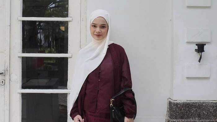 Beaupicks: Inspirasi Baju Lebaran Warna Burgundy yang Simpel dan Modis
