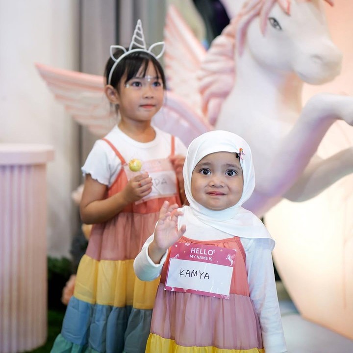 <p>Kamya juga selalu tampil kompak dengan sang kakak, Sada Amina Hanara. Ketika menghadiri pesta ulang tahun seorang teman, Kamya dan Sada terlihat memakai baju kembar yang menggemaskan. (Foto: Instagram: @fitrop)</p>