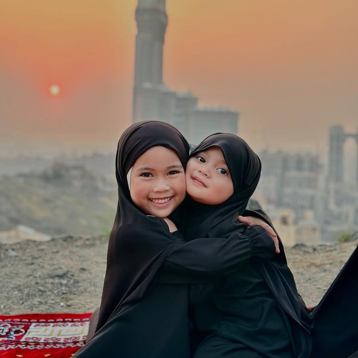 <p>"<em>MasyaAllah</em>, nampaknya gen Bu Fitri benar-benar kuat di Ceu Haji ya, terlihat dari poto meremnya yang semakin membuktikan 'Yes, dia adalah murni titisanku'," kata seorang netizen dengan menyisipkan emotikon tertawa. "Kamya beneran Fitrop versi <em>sachet</em>," tutur netizen lainnya. (Foto: Instagram: @fitrop)</p>