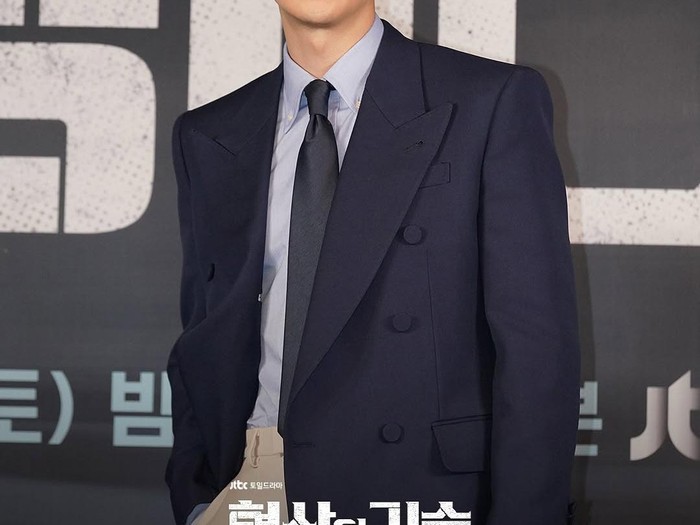 Press con Lee Je Hoon untuk The Art of Negotiation/ Foto: instagram.com/jtbcdrama