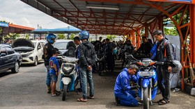 Pemutihan pajak kendaraan bermotor di sejumlah wilayah di Indonesia. ANTARA FOTO/Raisan Al Farisi