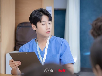 5 Potret Jung Joon Won, Si Karakter Dokter Ku Do Won 'Resident Playbook' yang Green Flag