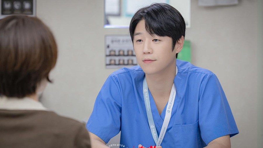 Jung Joon Won memerankan Gu Do Won di drama Korea Resident Playbook&period; Spin-off Hospital Playlist ini akan tayang di tvN dan Netflix mulai 12 April 2025&period;