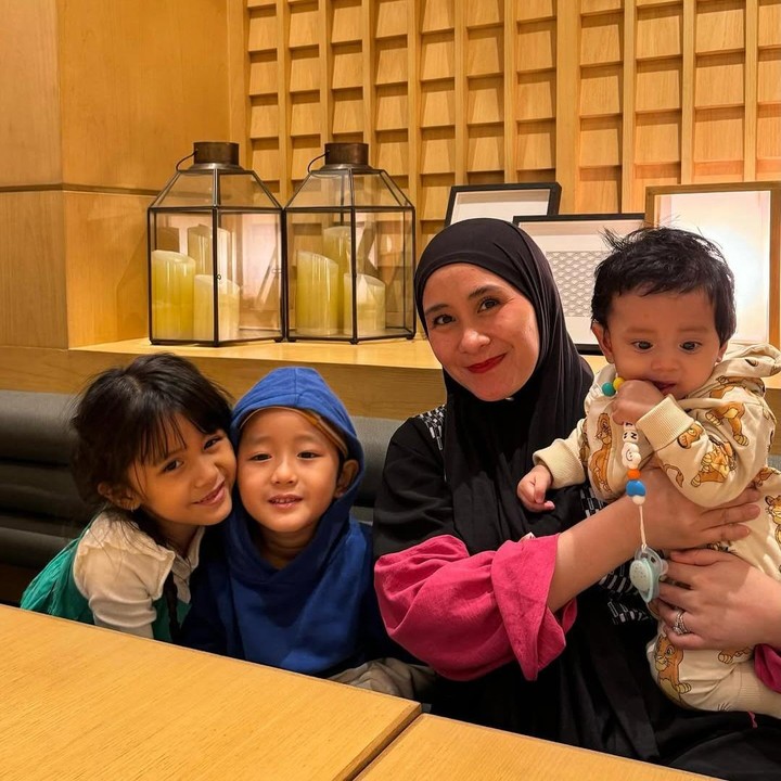 <p>Aktris Ryana Dea kini telah menjadi Bunda dengan tiga anak setelah menikah dengan Puadin Redi. Setelah berumah tangga, Ryana kerap membagikan momen dengan ketiga anaknya, Qiandra Rynayra Redi, yang lahir pada 26 November 2017, Davian Rafaeyza Redi pada 10 Juli 2019, dan Gavin Rafaeyza Redi yang lahir pada 12 Agustus 2023.  Foto: Instagram@ryana_dea</p>