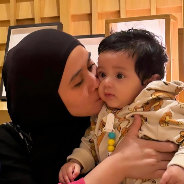 <p>Namun, tahukah Bunda ternyata perilaku anak dengan gaya menyusu seperti ini termasuk hal yang normal. Di usia yang lebih besar, bayi memang cenderung lebih sibuk karena sudah mulai bereksplorasi. Saat menyusu, bayi sebenarnya hanya ingin mendapatkan ASI, tetapi tak ingin diganggu saat melakukan gerakan apa pun.<br /><br />Perilaku ini dapat menjadi tantangan besar saat menyusui. Alih-alih marah atau kesal, Bunda sebaiknya mulai membiasakan diri dan menghargai momen-momen berharga ini ya. Foto: Instagram@ryana_dea</p>