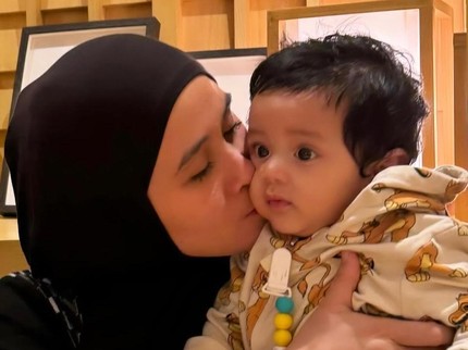 Ryana Dea Menyusui Sang Putra Gavin dengan Gaya Akrobat, Intip Potret Hebohnya
