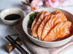 Salmon Sushi Bukan Asli Jepang, Ternyata Diperkenalkan oleh Negara Ini