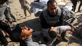 FOTO: Jurnalis untuk Al Jazeera di Gaza Tewas Usai Mobil Dibom Israel